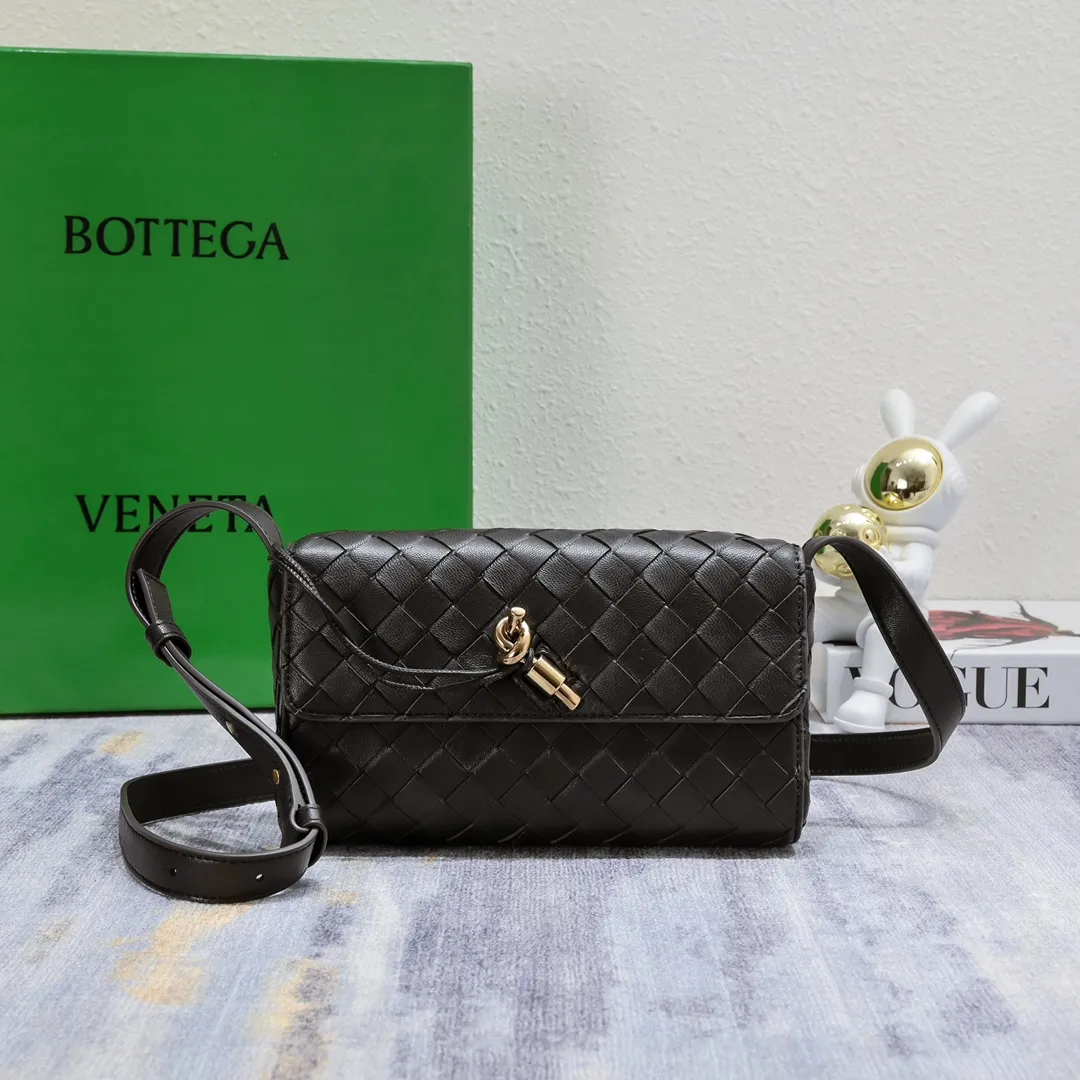 Batch 1420 Bottega Veneta's new style 🆕 mini andiamo bag is so pretty. The dark brown color is very versatile. It is high-end and casual and sexy. Andiamo is not only a commuter bag 🥰 It can be worn crossbody and carried by hand, and it is no problem to match it with evening wear. It can be matched with clothes casually, showing high-end elegance. Style number: 5545 Size: 21.5*13*4.5cm